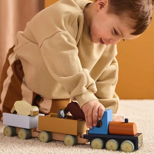 Comboio de madeira com animais da quinta