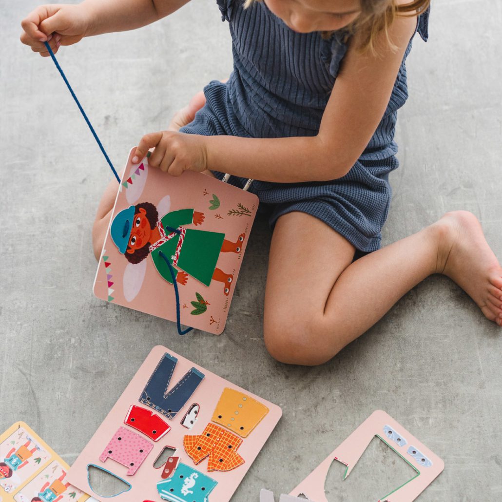 'How do I dress?' lace-up game