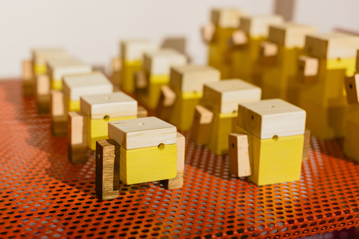 Assimétricos - bonecos de madeira