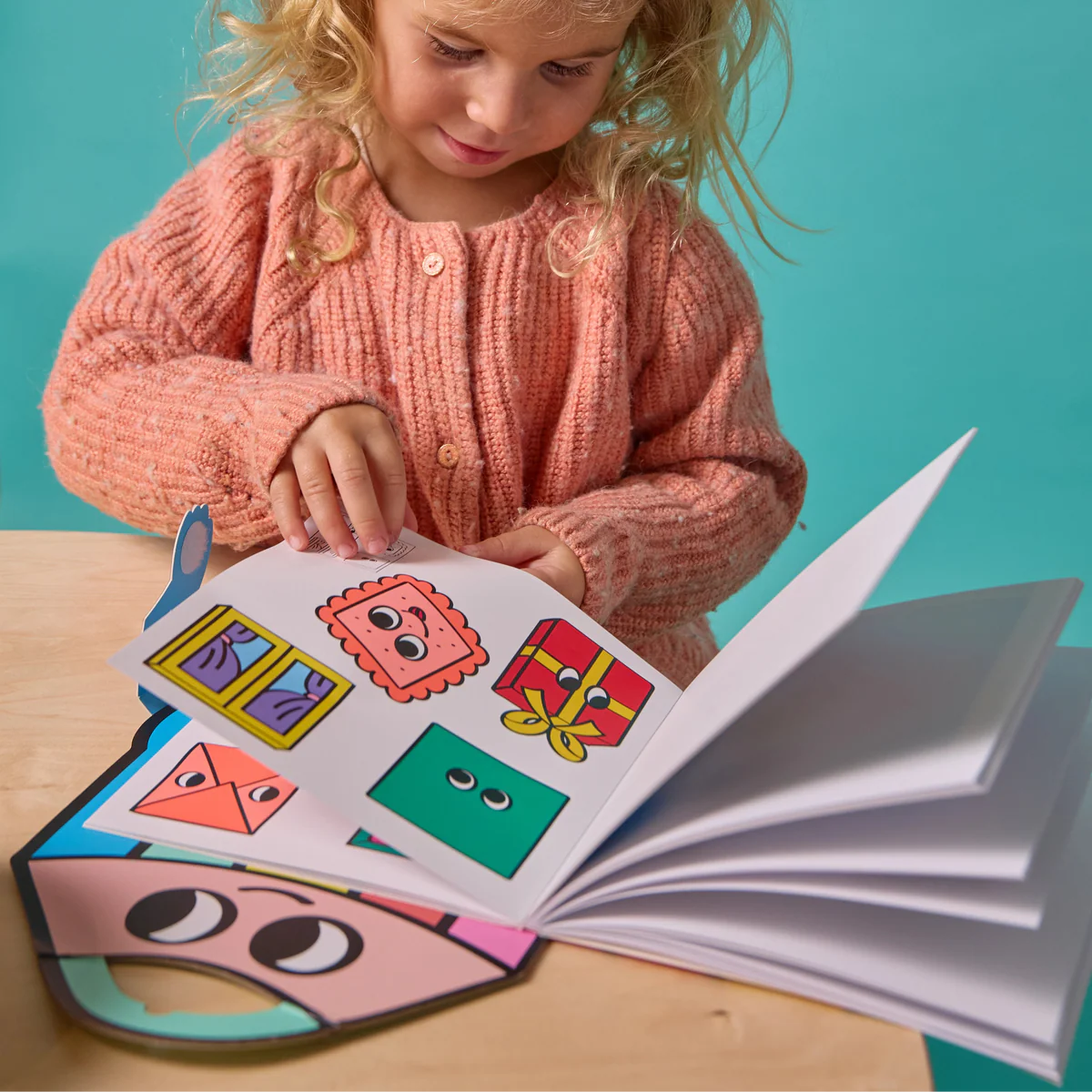 Livro de autocolantes Montessori - Geometric Shapes