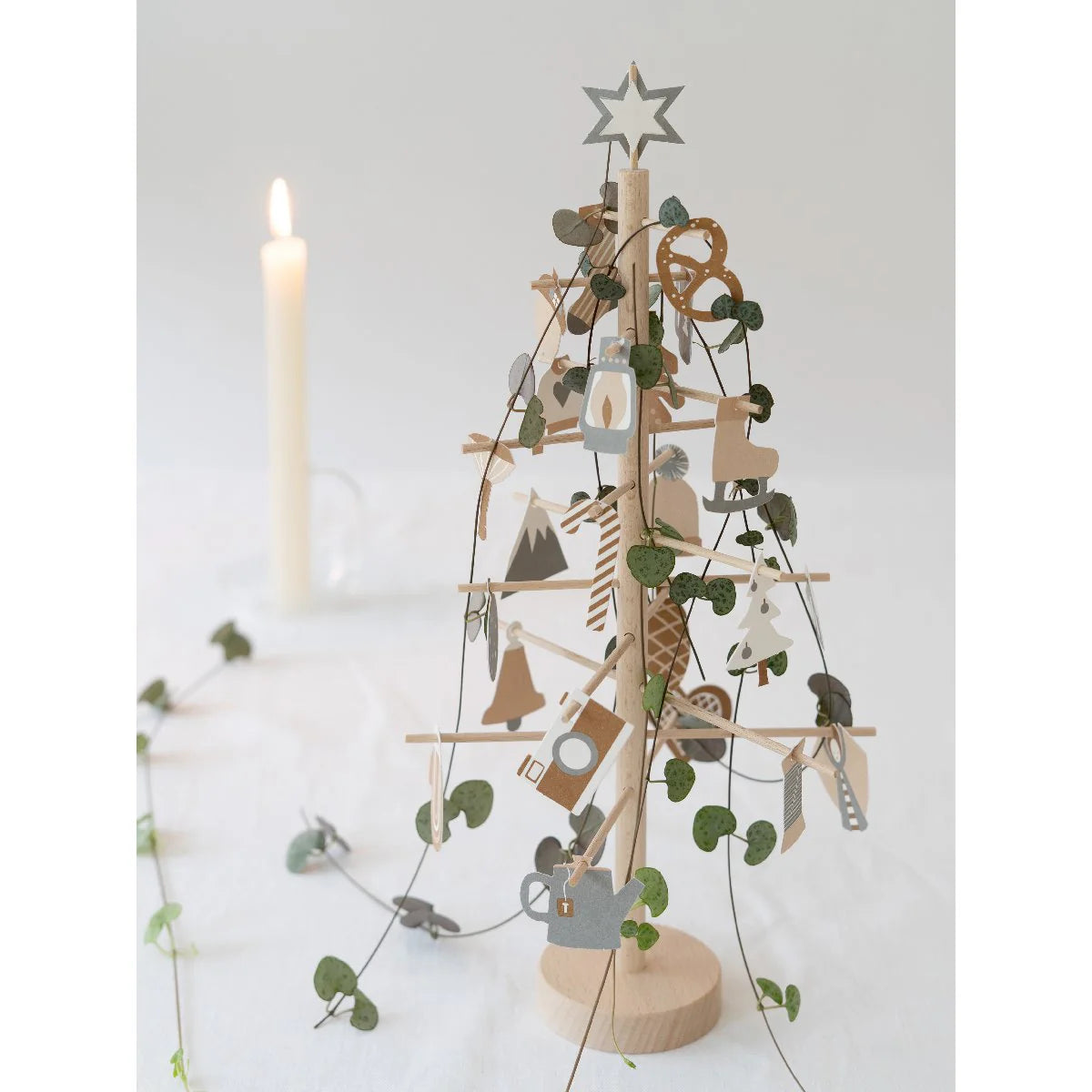Árvore do Advento de madeira e papel